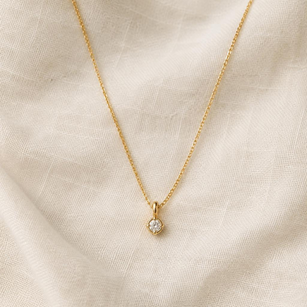 Gold pendant necklace